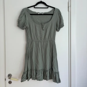 Grön kortklänning  - Säljer denna super söta gröna kortare klänningen då den tyvärr har blivit för lite. Och bara hängt i garderoben 