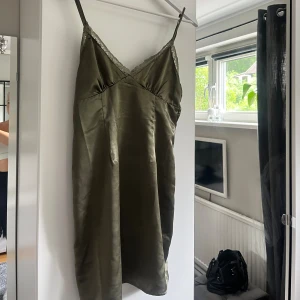 Satin nattlinne - Superfin grön färg