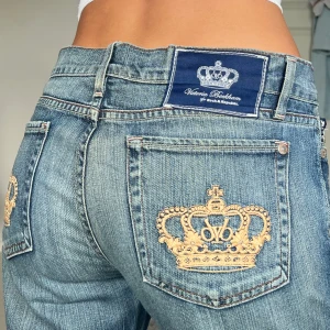 Victoria beckham jeans - Midjemått: 42cm rakt över, innerbenslängd: 8)cm 💗
