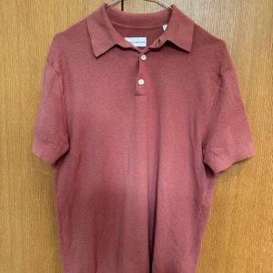 These glory days piké  - Snygg och skön piké. Unik färg och en väldigt bra passform. Storlek M men kan funka small också