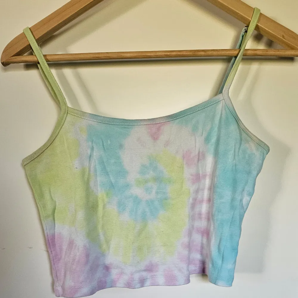 En croptop med tie dye färgning i flera färger💚🩵🩷. Toppar.