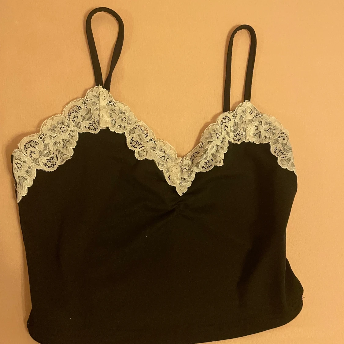 Svart linne med spetsdetaljer