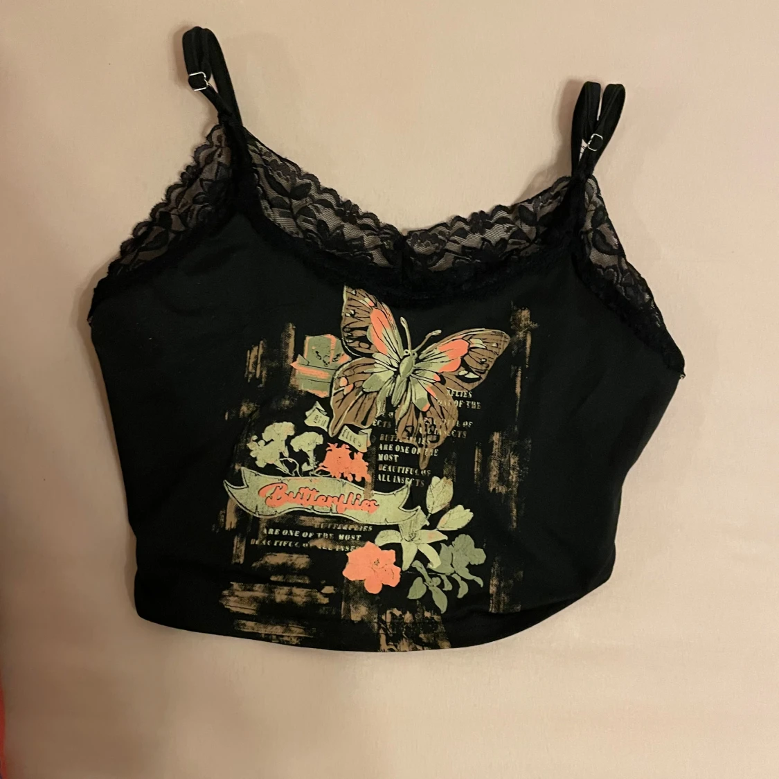 Svart linne med fjärilsmotiv och spetsdetaljer