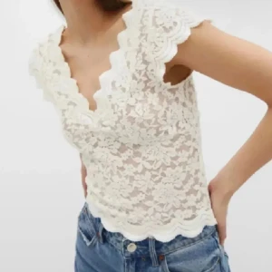 Spetstopp - Säljer denna superfina spetstoppen från zara som inte används längre. I storlek L men passar S/Xs. I jättebra skick. Använd gärna köp nu