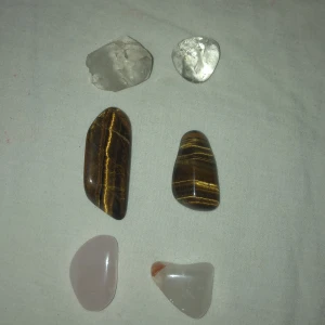 Tigeröga,kvarts och roskvarts - 2 tiger öga 2 kvarts (en point) 2 roskvarts  Skriv privat för att få reda på indivituella pris (120kr för alla) SKRIV PRIVAT INNAN DU KÖPER!