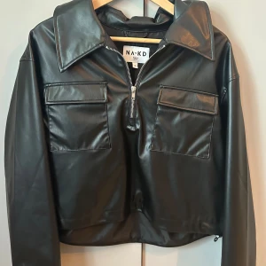 Skinntröja  - En svart skinntröja från Nakd 