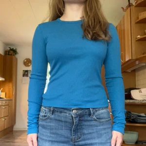 Långärmad tröja  - Mjukt material  Lätt åtsittande 