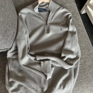 Ralph Lauren zip - Säljer nu min Polo Ralph Lauren 3/4 zip tröja i storlek L som sitter lite mindre, mer som en storlek M den är i nyskick och är använd fåtal gånger jag inga flaws osv. Om ni undrar något är det bara att höra av sig! Mvh Ludwig 