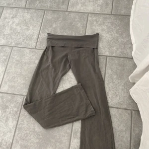Yoga pants😻😻 - Yoga pants från brandy Melville😻😻😻 mycket bra skick!!!! Köpt nya i butik och använt ett par gånger!! Jag har sytt upp de, jag är 166 och de är lite för korta för mig!