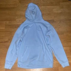 Ljusblå hoodie  - Bra skick bara använt en gång. Storlek: M Passform: Relaxed fit (Pris kan diskuteras)