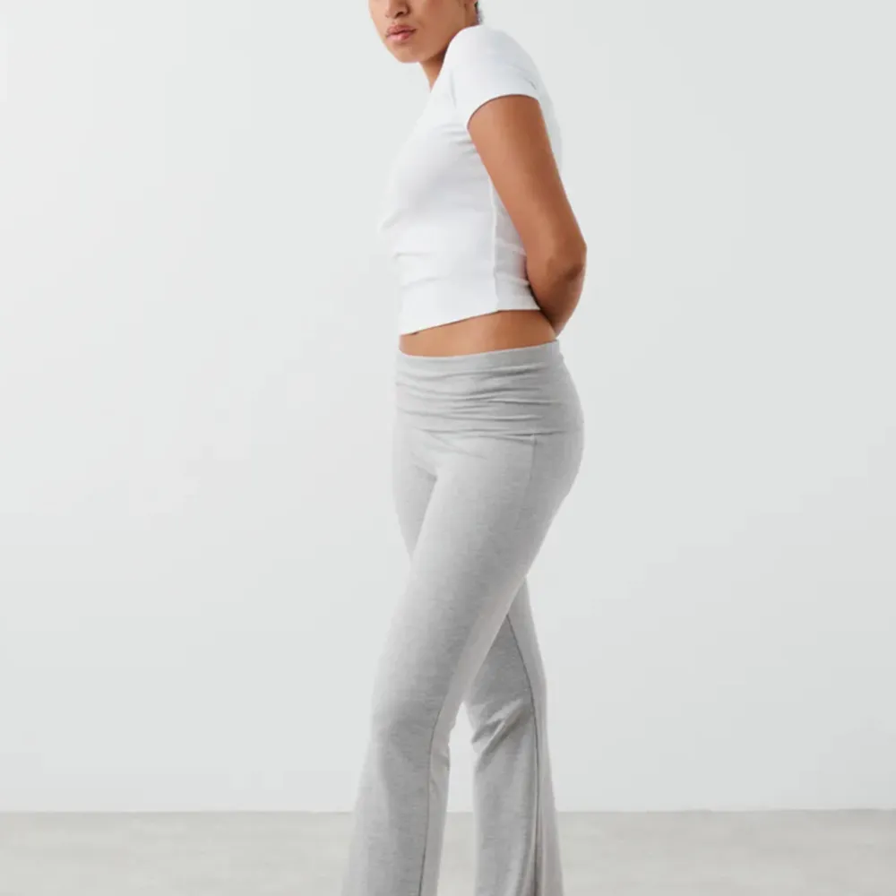 Säker dessa yoga-pants från Gina då dem inte kommer till användning. Dem har änvänts några gånger fast väldigt sparsamt❤️kom privat för privata bilder.. Jeans & Byxor.
