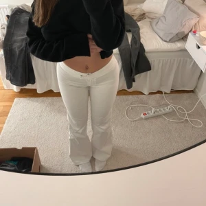 Vita kostymbyxor med låg midja  - Köptes på Humana Secondhand för 1 år sedan ungefär, tyvärr för små för mig:( Mått 34x80 cm!