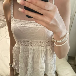 Linne med spets - Aldrig använd. Är väldigt luftig. Är i storlek 36 men passar även 34 (XS/S)