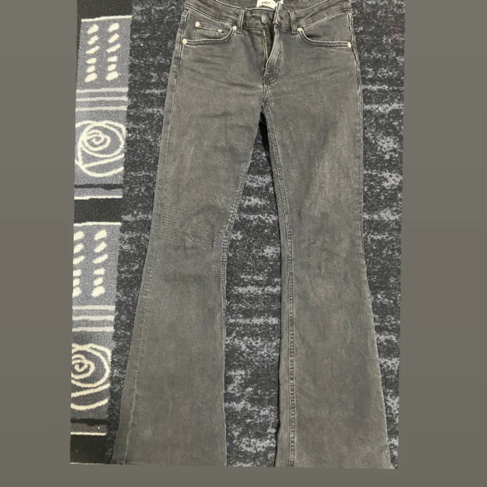 Low waist bootcut jeans i storlek S Full Length, org pris 400kr. Endast använda 3 gånger. Kan skicka bilder på hur den sitter på vid intresse!. Jeans & Byxor.