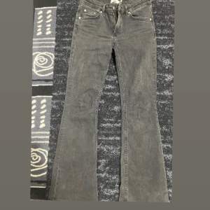 Low waist bootcut jeans i storlek S Full Length, org pris 400kr. Endast använda 3 gånger. Kan skicka bilder på hur den sitter på vid intresse!