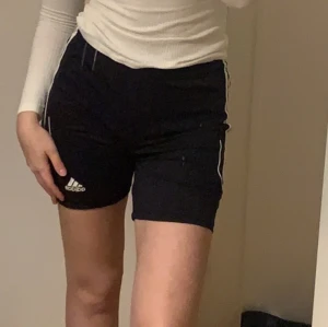 Adidas tränings shorts  - Svarta i stl Xs-S