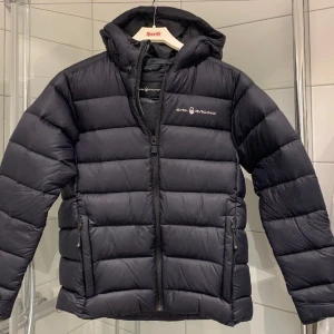 Sailracing dunjacka - Marinblå Sailracing vinter dunjacka i jättefint skick! Nypris: 2800:-  Köparen står för frakten. Kan även hämtas upp kring Göteborg.  