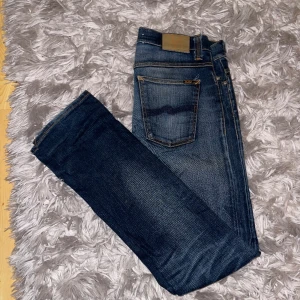 Nudie jeans - Säljer nu ett par sjukt feta Slim jinz från nudie. Dem är i ett perfekt skick och är som nya. Tveka inte på att höra av dig👍 De sitter väldigt liten i storleken Sitter lite stort på mig som är 170cm