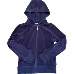 En mörkblå zip-up hoodie från Cubus väldigt lik juicy couture. Hör av dig vid fler frågor🩷