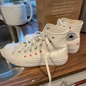 Converse Valentine edition - Valentine limited edition Converse. Vita med röda hjärtan. Storlek 38. Hela och fina, kanske hade behövt en tvätt💞