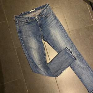 Jeans från Levis. Low waist. Säljer för att de inte används längre. Skriv vid fler frågor💗