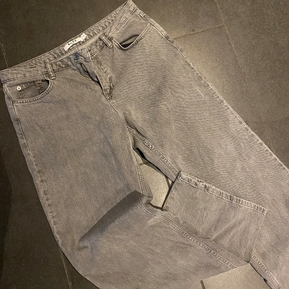 Skitsnygga jeans från NA-KD. Low waist. Säljer pga att de inte passa mig längre. Nypris 699kr, använda fåtal gånger. Skriv vid fler frågor💗. Jeans & Byxor.