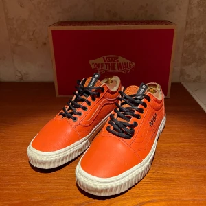 NASA x Vans - Sneakers - Tvär fett och unika Nasa x Vans sneakers . En model som släpptes på vans hemsida men sålde slut på någon minut. Resellar för runt 5000 på stockx⭐️📦 Vid funderingar är det bara att höra av sig!