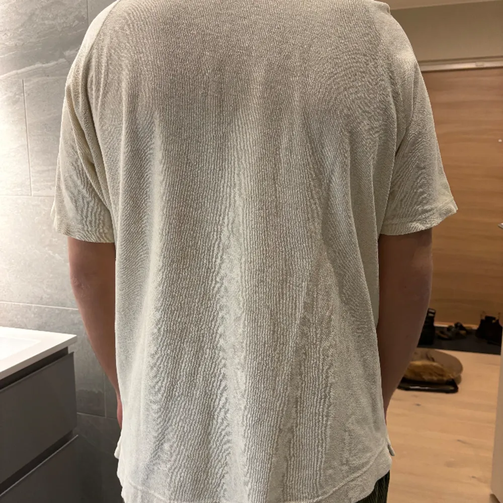 Fräsch towel shirt från Oscar Jacobson säljes. Sparsamt använd och säljes då den är för stor för mig. Storlek XL men passar som en L. Modell är 178cm och väger 75kg. . T-shirts.