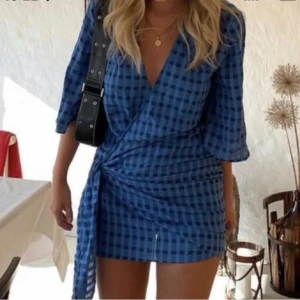 Klänning zara - Skitsnygg klänning som tyvärr var för liten för mig. Andra bilden är lånad från tjejen som jag köpte den av🥰💞