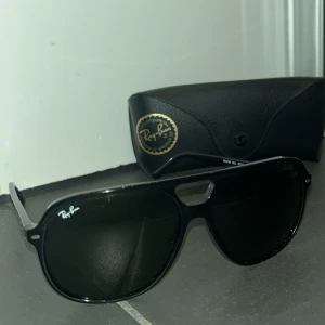 Ray-Ban Bill - Säljer nu dessa snygga glasögon. Glasögonen är använda ett fåtal gånger. Finns inga repor i glaset. Hör av dig vid frågor!