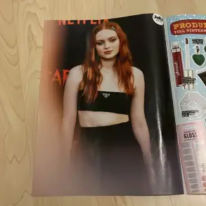 Sadie Sink och Normani poster från Julia tidningen 