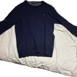 Raffe merino ull tröja - Hej, säljer min raffe merino ull tröja då den är för liten, skick 9/10, nypris runt 2200kr mitt pris 650kr, hör av er vid frågor eller funderingar, mvh Carl 