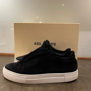 Axel Arigato 360 Clean - Hej, säljer dessa snygga arigatos. Bra skick och mycket kvar att ge, dem är inte tvättade innan bilderna! Hör av er vid minsta fråga! 