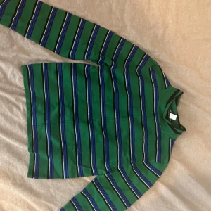 Långärmad  - En långärmad tröja från Urban outfitters i USA som aldrig är använd, den har fortfarande prislappen på! Pris kan diskuteras 