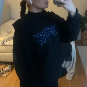 Svart hoodie - Supercool svart hoodie från weekday! Bra kvalitet och skick. Priset går alltid att diskuteras, hör av er💕