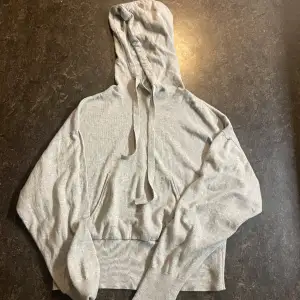 grå cashmere blend hoodie från h&m. utsåld på deras hemsida! orginal pris: 499 kr