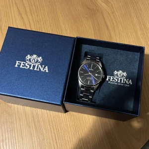 Festina klocka  - Säljer den feta festina klockan som är en väldigt fin model den är i bra skick 9/10 inga repor köpt på zalando för 900kr 👍