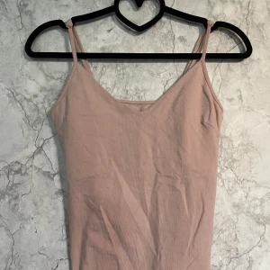 Linne  - Ett linne som aldrig har använts och är ny köpt, är inte genomskinligt och en XS och S kan även ha det