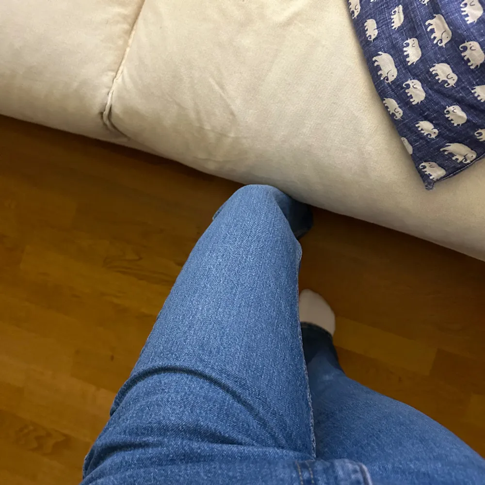 Säljer ett par jeans från Gina tricot då jag inte använder dem så mycket längre. Innerbenslängd är 82cm Hör av dig om flera  bilder eller om du har några frågor.😊. Jeans & Byxor.