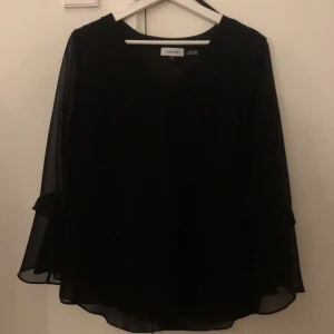 Calvin Klein blus strl M - Calvin Klein blus i mycket fint skick. Storlek M