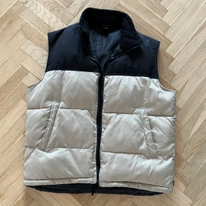 Svart och beige väst - Snygg svart och beige väst i bra skick 