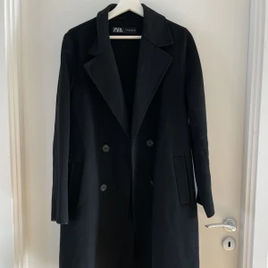 Kappa  - Svart kappa från Zara! Super fin i kvaliten, knappt använd & passar perfekt till våren då den är väldigt lätt och tunn. Känns mer som en small i storlek🖤