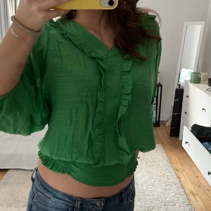 Blus  - Blus med tajt midja som gör att den sitter jätte fint, super bra skick. Står ingen storlek men skulle säga S