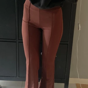 Kostymbyxa - Kostymbyxa utan fickor. Stl 32 Använd endast vid ett tillfälle, som nya!!