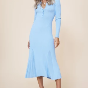 Adoore klänning blå - Köpt på sellpy men den var ny skick o jag själv har bara testa den🦋Mycket stretchigt så passar många🦋 Ribbad är den🦋 den går över knäna på mig jag är 160cm🦋 kan skicka bilder på mig själv i den om man skulle vilja🦋