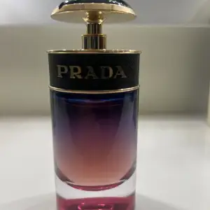 Hejsan, Säljer en helt ny parfym från Prada - Candy Night 50.ml (endast testad).   Nypris: 1099:- Mitt pris: 400:- eller högst bud. 