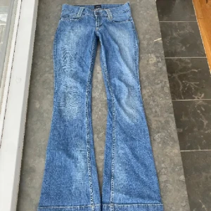 Lågmidjade Jeans  - Säljer nu dessa jättefina lågmidjade jeans som är som i nyskick utan defekter. De är köpa här på plick men var tyvär för små! Midjemåttet tvärs över är 38 cm och innerbenslängden 85 cm!🔥