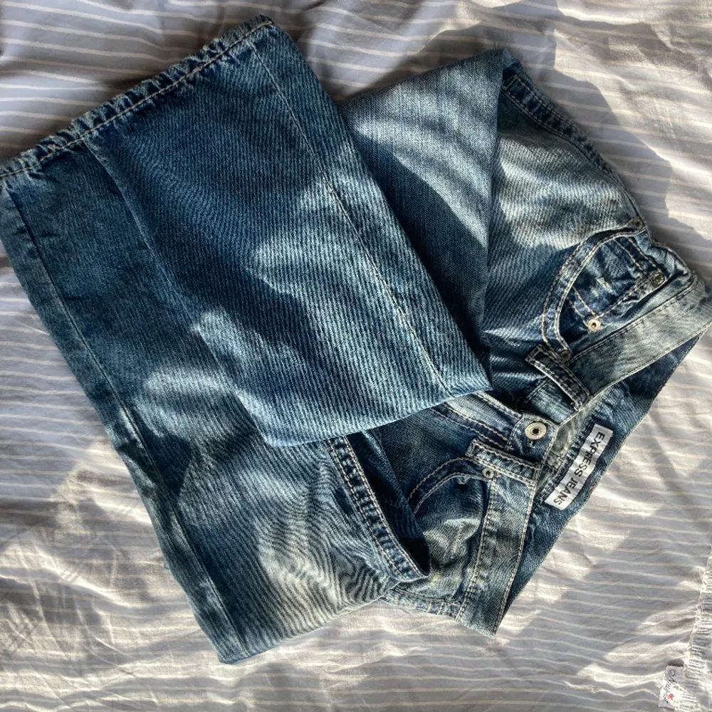 Jeans med coola detaljen! Straight fitt ganska lagom långa på mig som är 1,74. Skriv till mig för mer detaljer!💕 Frakten står du för🎀💕. Jeans & Byxor.