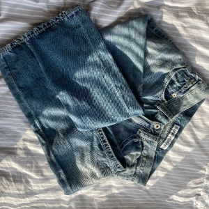 Low waits jeans - Jeans med coola detaljen! Straight fitt ganska lagom långa på mig som är 1,74. Skriv till mig för mer detaljer!💕 Frakten står du för🎀💕