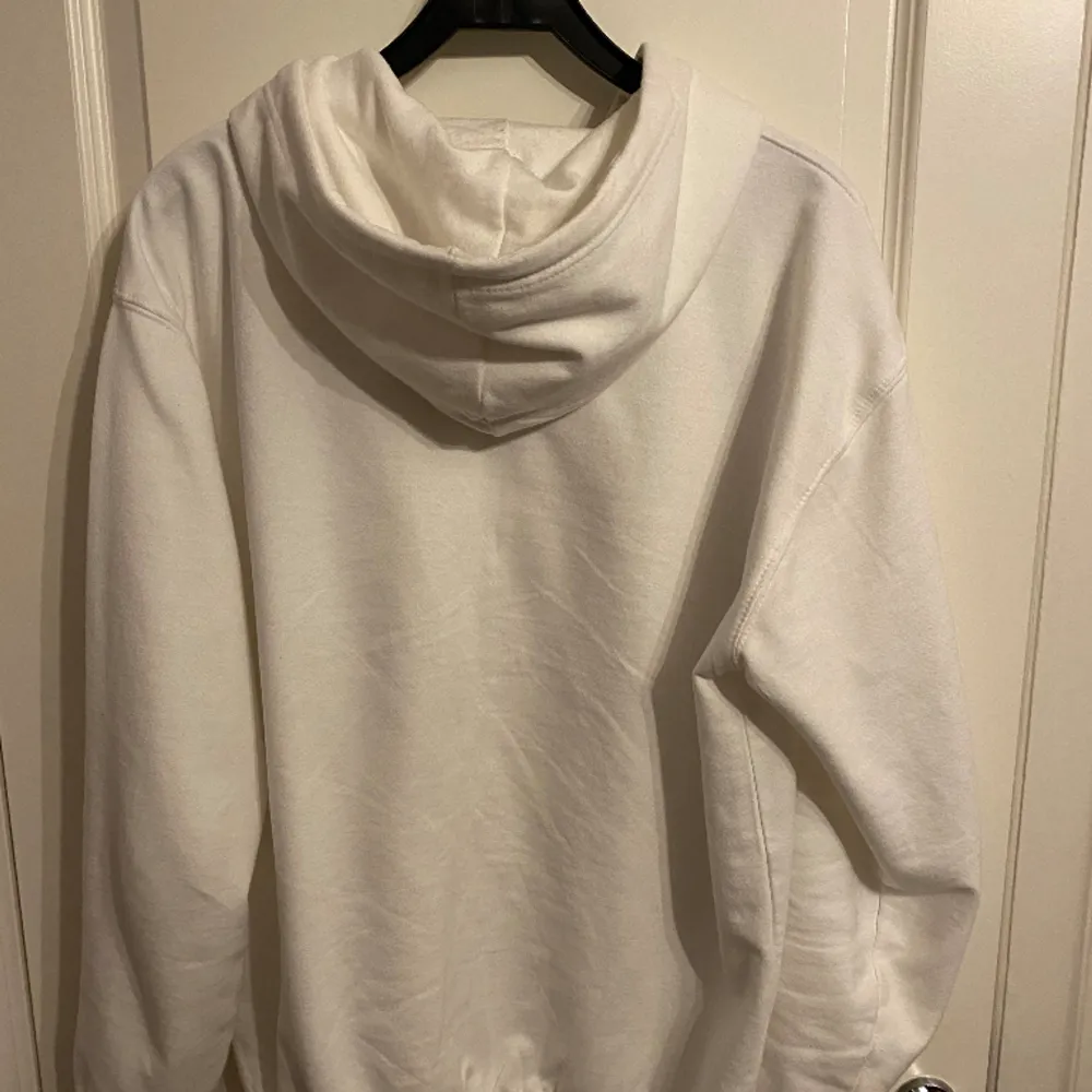 Säljer min rhinestone hoodie som jag köpte på blinlucid, kvitto finns! Den är true to size. Hoodien är i väldigt bra skick och har enbart använt den en vecka ungefär. Hör av er vid fler dunder . Hoodies.